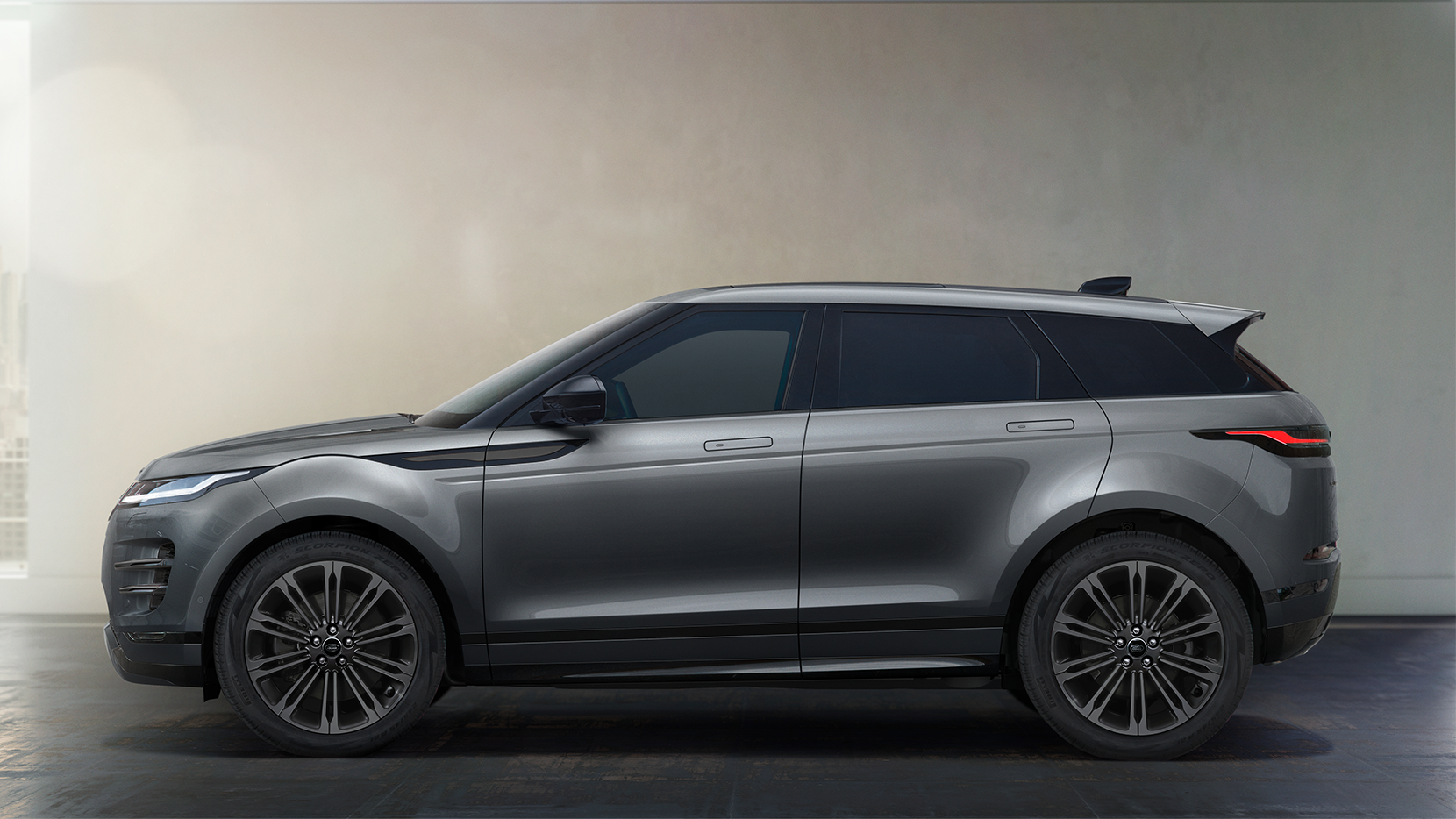 Range Rover Evoque Graphite Edition Modell vor einer Wand platziert